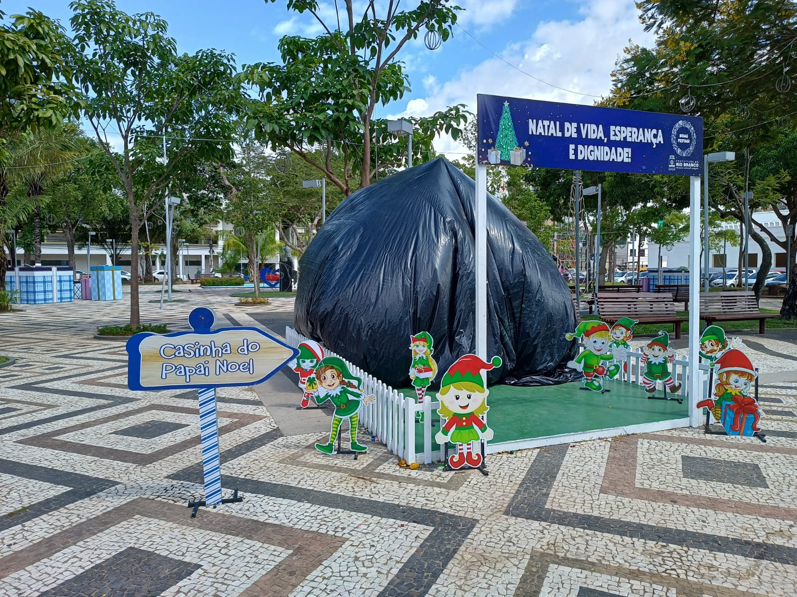 Após pinta-pinta, prefeitura cobre Casinha do Papai Noel com lona